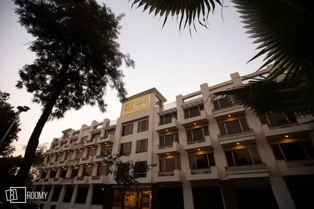Roomy Signature Hotel