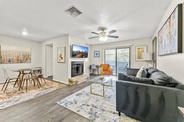 Roomy Sola 1BR King Suite Close to DT w Pool