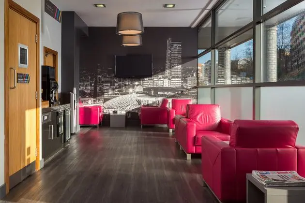 Roomzzz Leeds City West - Lobi