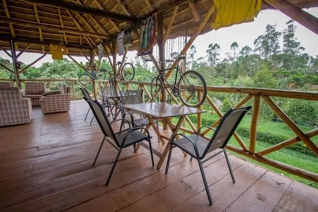 Roots Retreat and Camping Resort - Yerinde Yemek