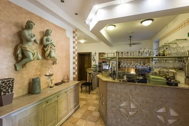 Villa Rosa Restaurant & Pension - Lobi