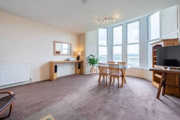 Roseangle - Spacious Family Apartment With South Facing Garden