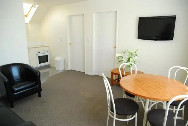 Rosewood Court Motel - Genel