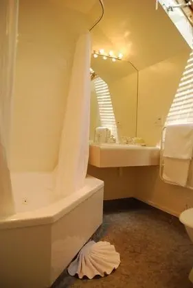 Rosewood Court Motel - Genel