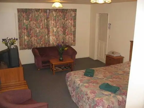 Rosewood Court Motel - Oda