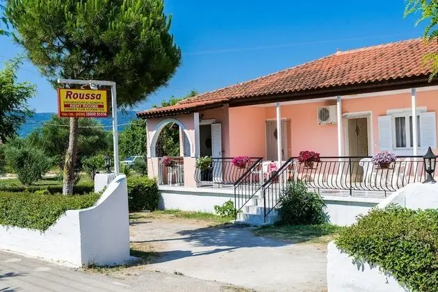 Roussa's Studios and Apartments