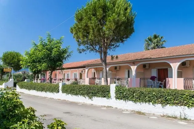 Roussa's Studios and Apartments - Dış Mekan