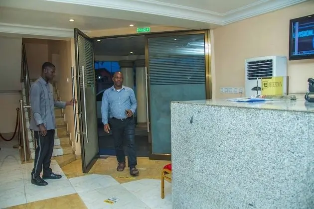 Royal Crest Hotel & Suites - Lobi