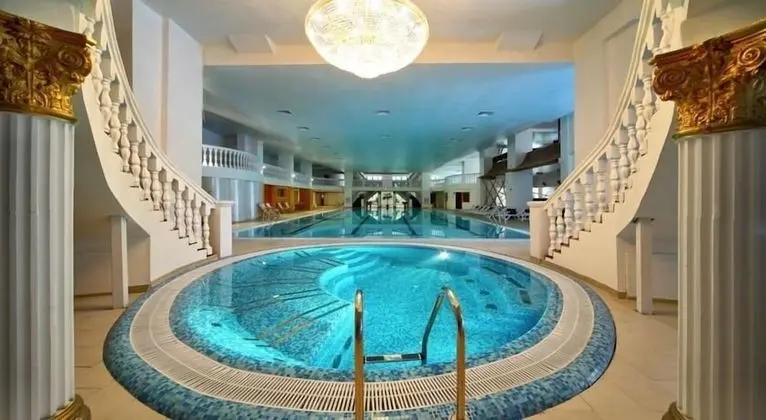 Royal Grand Hotel (Truskavets) - Havuz