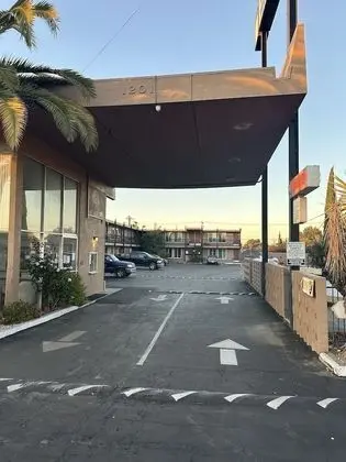 ROYAL MOTEL TRACY LLC - Dış Mekan