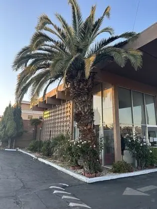 ROYAL MOTEL TRACY LLC - Lobi