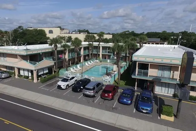 Royal Palace Inn & Suites