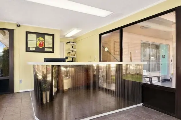 Royal Palace Inn & Suites - Lobi