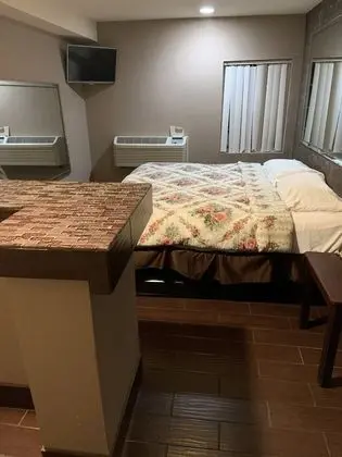 Royal Relax Inn Fairmont City