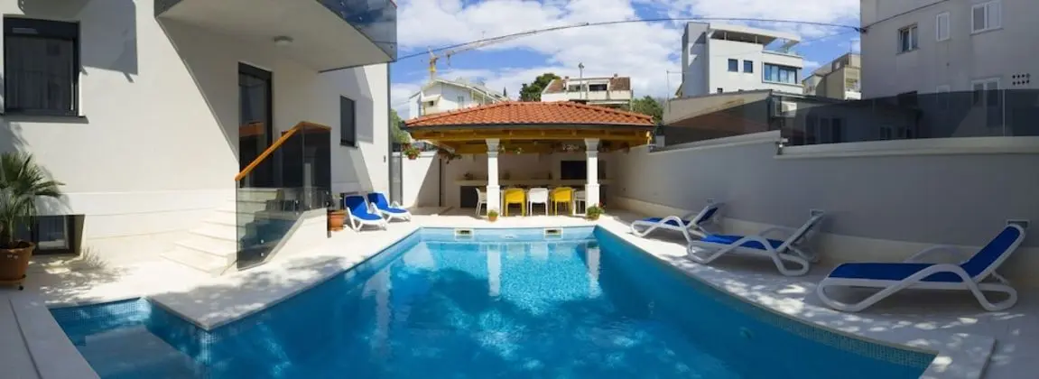 Royal Residence Chica Cure