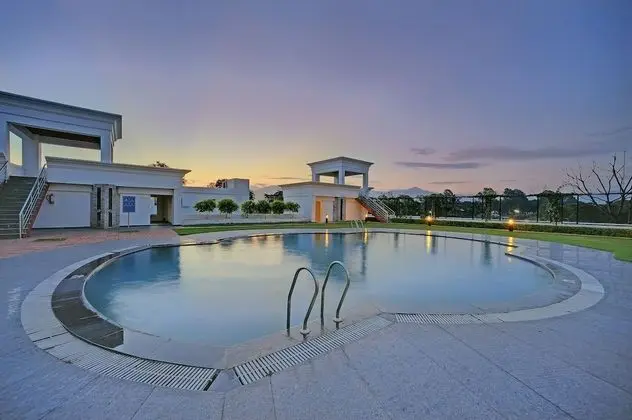 Royal Sarovar Portico Siliguri - Havuz