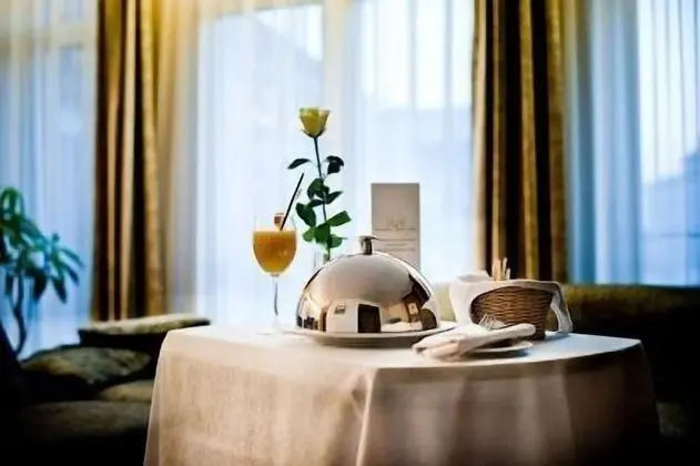 Royal Square Hotel & Suites - Yerinde Yemek