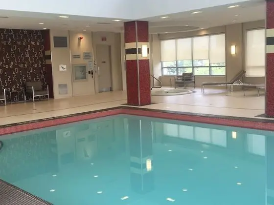 Royal Suites Mississauga - Havuz