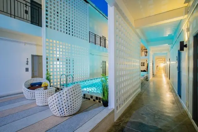 The Rubber Hotel - Dış Mekan