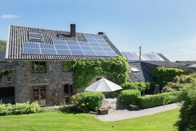 Ruim Vakantiehuis in Theux met een Zwembad