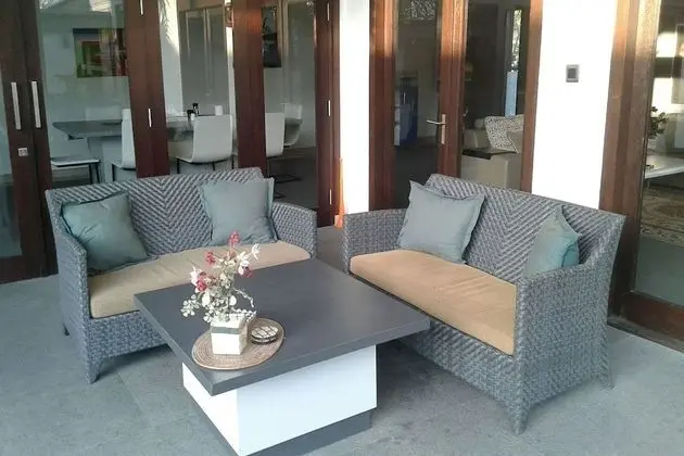 Rumah Putih Abu Abu - Lobi