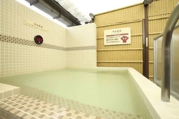Rumor Plaza - Caters to Men - Spa