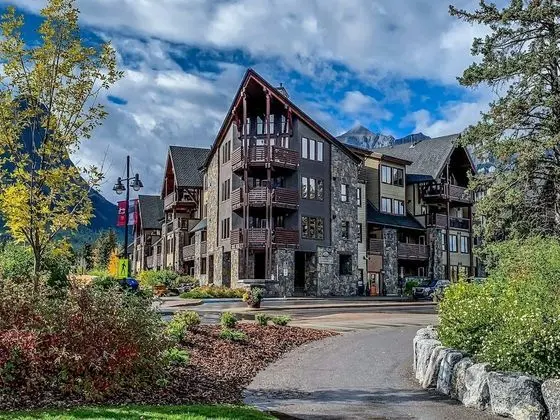 Rundle Cliffs Lodge by Spring Creek Vacations