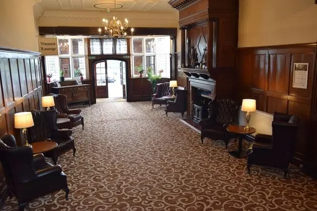 Russ Hill Hotel - Lobi