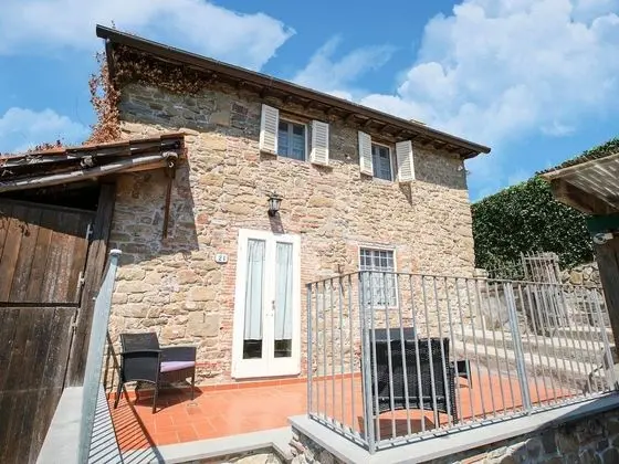 Rustic Holiday Home in Lucca With Garden - Dış Mekan
