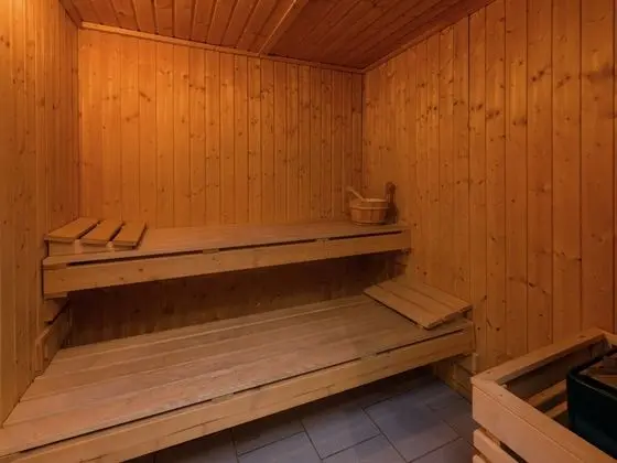 Rustic Holiday Home with Sauna & Hot Tub in Wooded Area - Spa