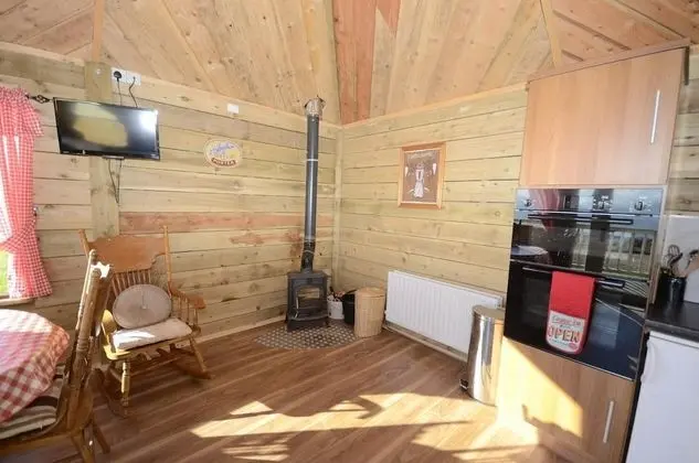 Rustic Log Cabin - Oda