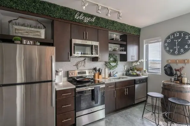 Rustic Luxe Studio Apartment with Rooftop Deck - Mutfak