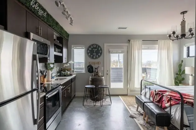 Rustic Luxe Studio Apartment with Rooftop Deck - Oda Düzeni