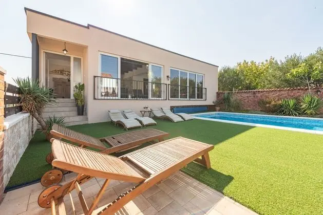 Rustic Villa Nikolina in Pola a 8 Persons Spacious Exterior Private Pool Playground for Children - Dış Mekan