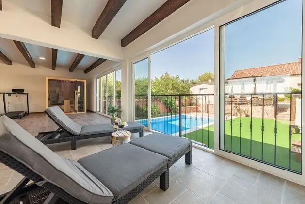 Rustic Villa Nikolina in Pola a 8 Persons Spacious Exterior Private Pool Playground for Children - Havuz