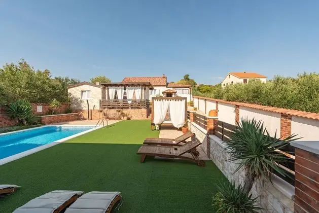 Rustic Villa Nikolina in Pola a 8 Persons Spacious Exterior Private Pool Playground for Children - Öne Çıkan Resim