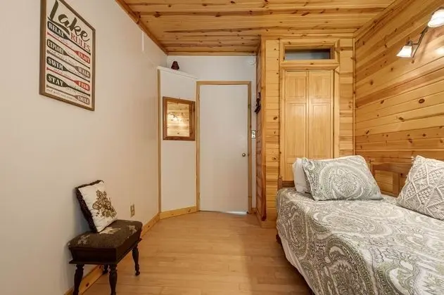 Rustic Retreat - Oda