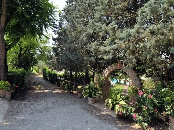 Rustic Villa Surrounded by Sunflower Fields and Vineyards With Private Swimming Pool - Dış Mekan