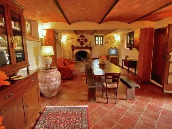 Rustic Villa Surrounded by Sunflower Fields and Vineyards With Private Swimming Pool - Oda Düzeni