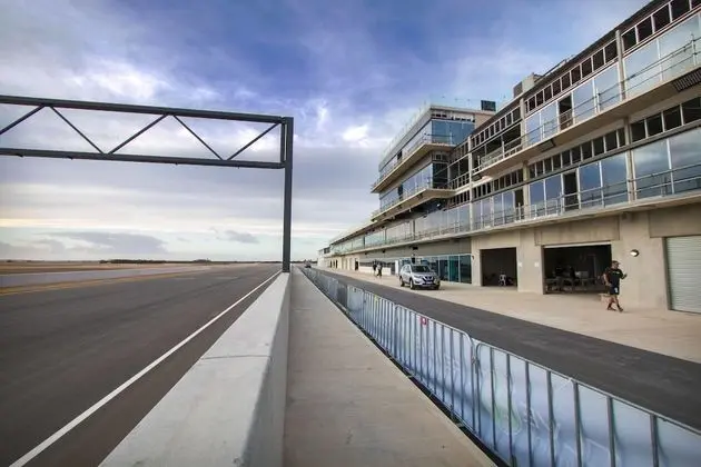 Rydges Pit Lane Hotel - Dış Mekan