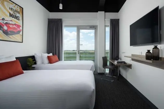 Rydges Pit Lane Hotel - Oda