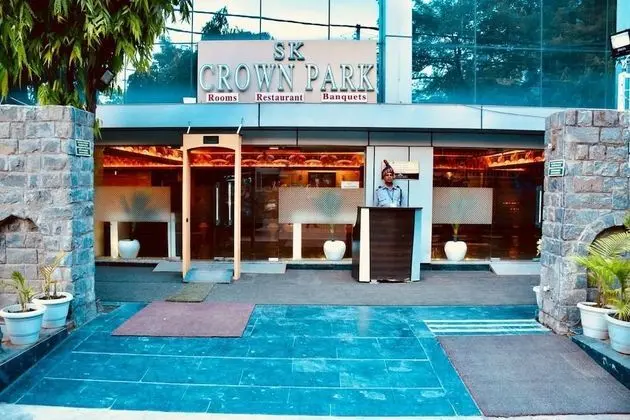 Hotel S. K Crown Park Naraina - Dış Mekan