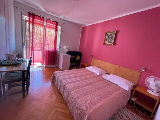 S4 - Double Room in the Centre of Jelsa With Private Bathroom Next Door