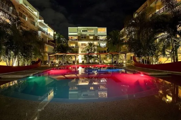 Sabbia Dowtown Condos by Mikitito Rentals - Havuz