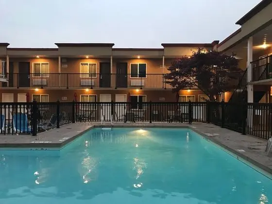 Sahara Courtyard Inn Penticton - Havuz