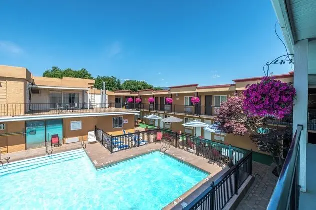 Sahara Courtyard Inn Penticton - Havuz