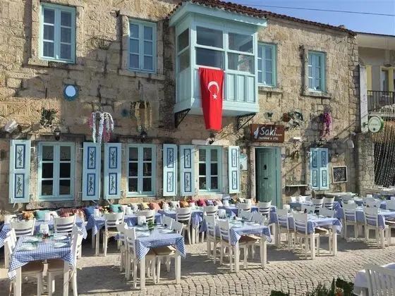 Saki Alaçatı Otel & Meyhane