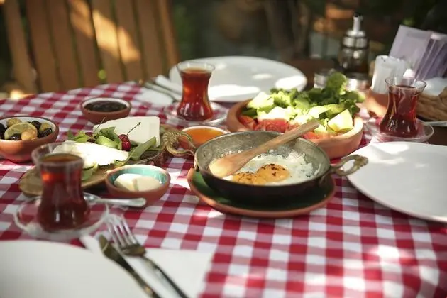 Sakiz Kizi Alacati - Yeme / İçme