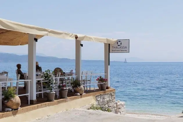 Salt and Sun Apartments by Konnect, Kaminaki Beach - Yerinde Yemek