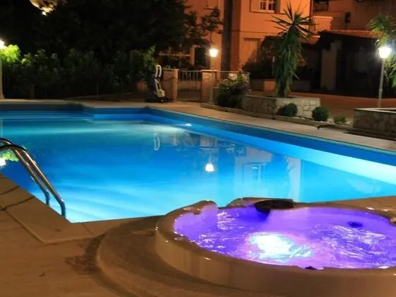 Villa with Salt Water & Heated Pool & Spa Tub near Sea